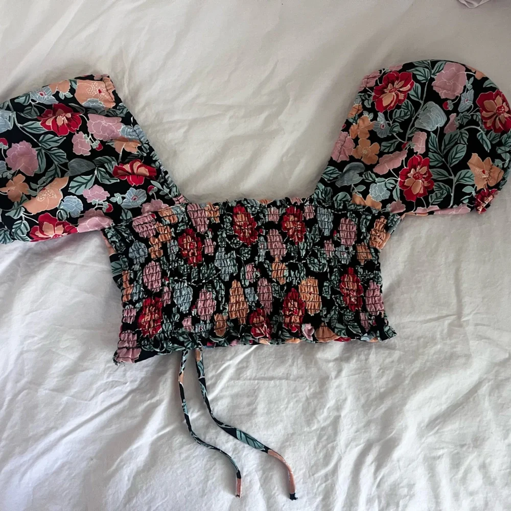 CUTE FLORAL TOP - Picture 2 of 3